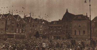 300449 Afbeelding van het lossen van duiven op de Neude te Utrecht die naar alle richtingen in de provincie zullen ...